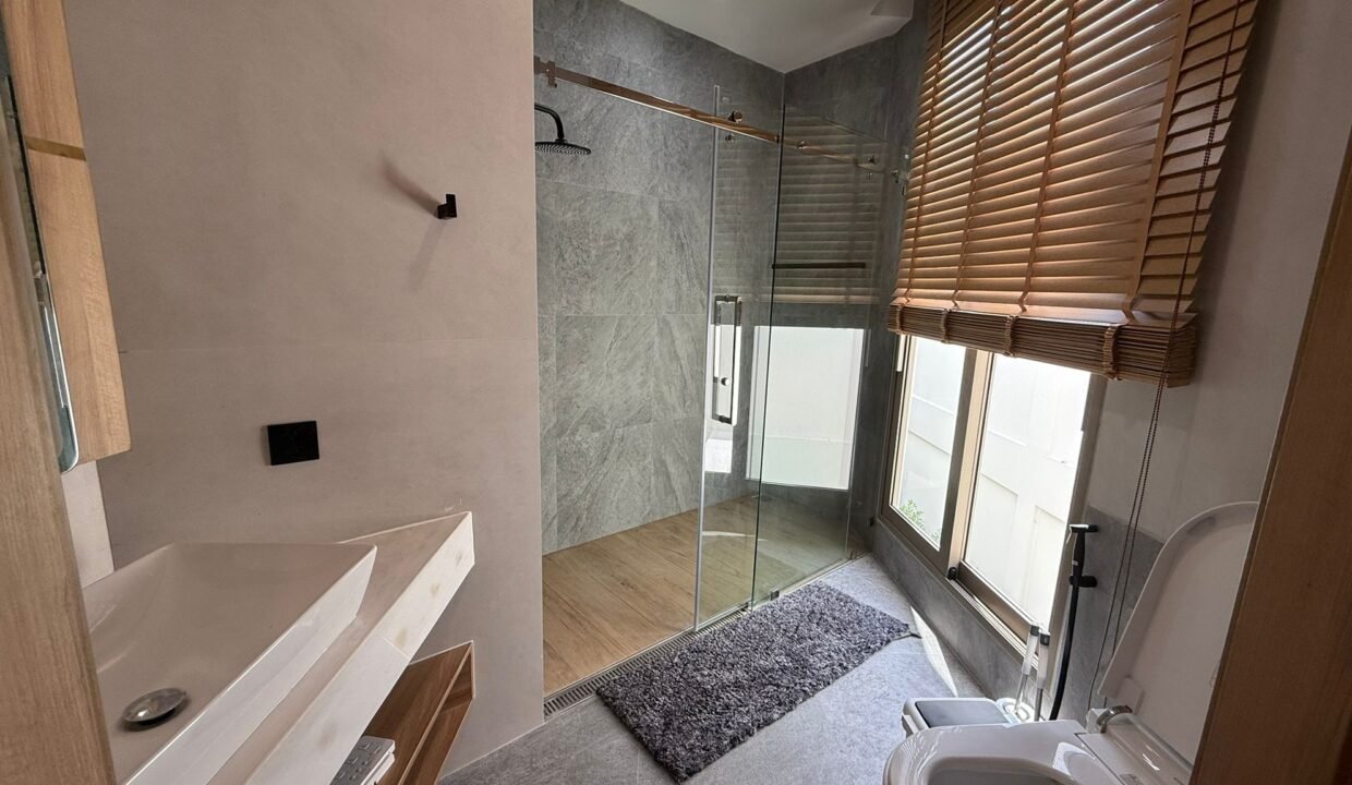 16. bathroom 4